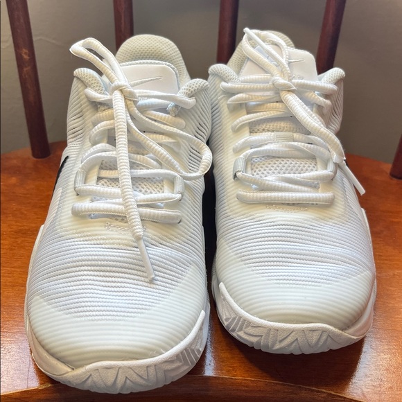 NWOT Nike Air Max Impact 4 Basketball Shoes White / Black Kids Size 4 - Picture 3 of 10